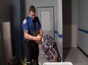 Секс с голубым ментом в полицейском участке